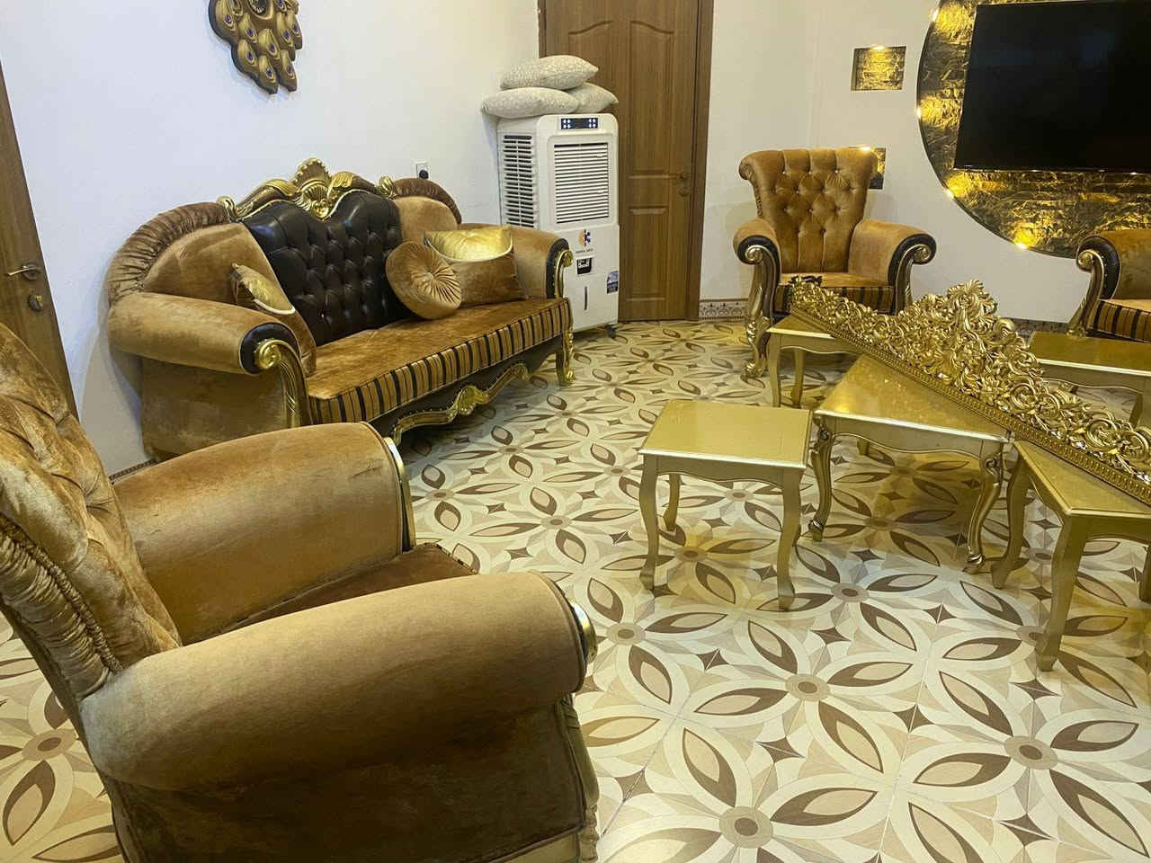 سلام عليكم 
تخم ملكي نظيف مابي اي عيب ويا طبلات وبرده وكوشات كامل شراي خابر رقم ***********
