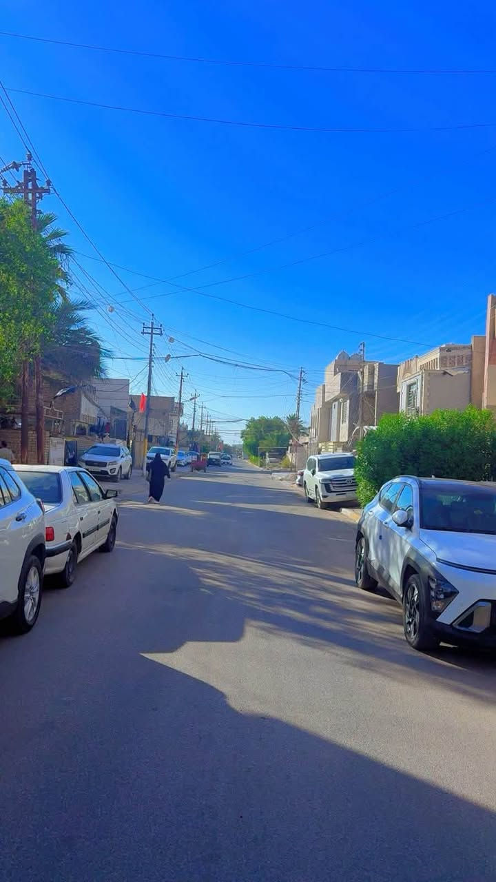 السعر 330 وبي مجال 
دار للبيع المساحة 150 م واجهة 7 ونص في 20 
حديث ونضيف البيت يحتوي على غرف نوم عدد 4 
+ صالة وحولي ومطبخ وخدمات 
📍حي الجهاد مربع البيداء 
قرب الشارقة على شارع 15 م 
السعر مناسب *********** 
نستقبل جميع العروض العقارية
