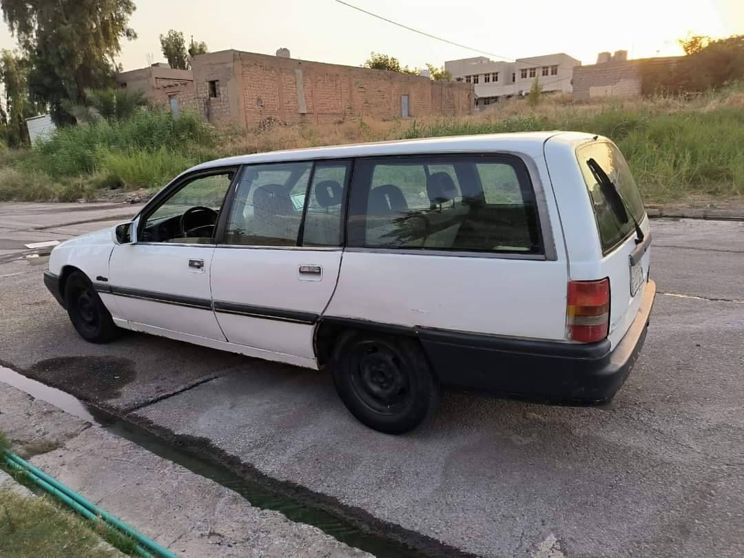 اوبل اوميكا
كير ومحرك جديد 
صدر جديد
رقم ديالى انكليزي بسمي تحويل ثاني يوم 
مكان السياره البياع التراث 
سعر 26 وبيه مجال 
***********
