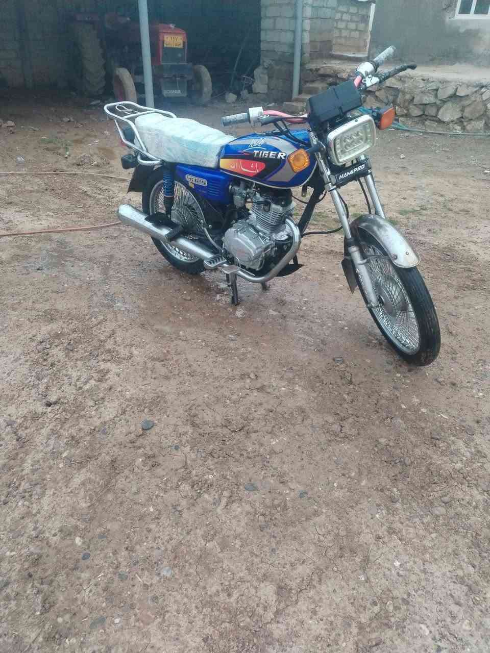 السلام عليكم ماطور تايكر للبيع موديل 19وايرمنيه كلها تشتغل محرك ما مفتوح تواير جدد  سعر 325بي مجال للستفسار تصال علا رقم ***********مكاني بل كسك
