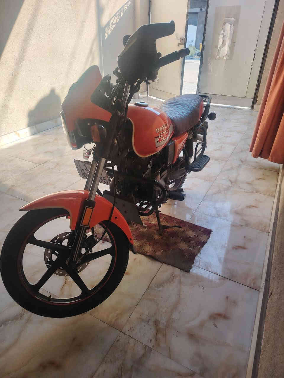 السلام عليكم للبيع دايوان نفخ مديل ٢٢ نهايتها  النوعيه القديمه المرغوبه A26  دراجه جاهزه من كلشي اي نقص مابيها رقم انكليزي بصره وسنويه بسمي مكفوله مكينه وشاصي وضربه وتبديل واصوليات كهربائيات كلها شغاله سعرها  2300 مكان الدراجه بصره القبله ***********
