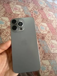 ايفون ١٥ برو ماكس مستبدل شاشه وطاح مني ونكسر مني مره ثانيه البطاريه ٨٢...