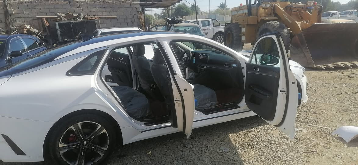 K5. 2021
الفئة: EX. 

المحرك: 1.6T تيربو 4 سلندر بنزين

ناقل الحركة: أوتوماتيكي. 

عدد المقاعد: 5. 

مادة المقاعد: جلد.

– سقف بانورامي/فتحة سقف. 
– كاميرا خلفية + حساسات وقوف. 
– مصابيح أمامية LED.

– شاشة تحكم. 
– Apple CarPlay & Android Auto. 
– شاشة عرض 

– تكييف هواء أوتوماتيكي. 
– تدفئة وتبريد المقاعد (Seat heater & cooler). 
– مقاعد جلد.

– مثبت سرعة. 
– نظام مراقبة النقطة العمياء Blind Spot Monitor. 
– فرامل ABS + ESP 
– نظام مفتاح ذكي وتشغيل عن بعد. 
– كاميرا 360° في بعض السيارات.
– حساسات وقوف أمامية وخلفية. 

✔️ سقف بانورامي / فتحة سقف
✔️ كاميرا خلفية + حساسات
✔️ Apple CarPlay & Android Auto
✔️ مراقبة النقطة العمياء
✔️ تبريد وتدفئة المقاعد
✔️ مفتاح ذكي + تشغيل عن بُعد
✔️ مثبت سرعة
✔️ نظام ABS + ESP
رقم بابل  وكاله عامه 
***********
