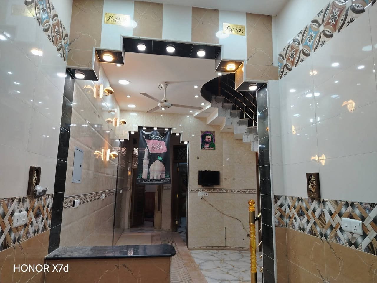 السلام عليكم
الدار للبيع:السعر 
الموقع :ابو رمانه على شارع عشرين شارع مدرسه اسيا  
المساحه:١٢٠ متر صب 
البناء طابق ونص طابو سند
التفاصيل:
الطابق االارضي:صب كونكريت مسلح 
استقبال ومطبخ بارد مفتوح ع الصاله ومطبخ حار وغرفه نوم كبيره مع مناور عدد ٣ ومغاسل داخليه وخارجيه.
الطابق العلوي:غرفه نوم كبيره مع صاله بيتونه وسطح ومغاسل. البيت مؤسس منظومه غاز. وخطين للمجاري مو خط واحد والكهرباءيات الفنر درجه اولى 
 يعنية متعوب عليه حيل  بناء شخصي وليس شغل  مقاول.
الوضع القانوني:طابو صرف بأسمي خالي من اي اشاره حجز وغير مطلوب اي قرض..  
بقيه التفاصيل  وللاستفسار على 
*********** يوجد واتساب بالخدمه
