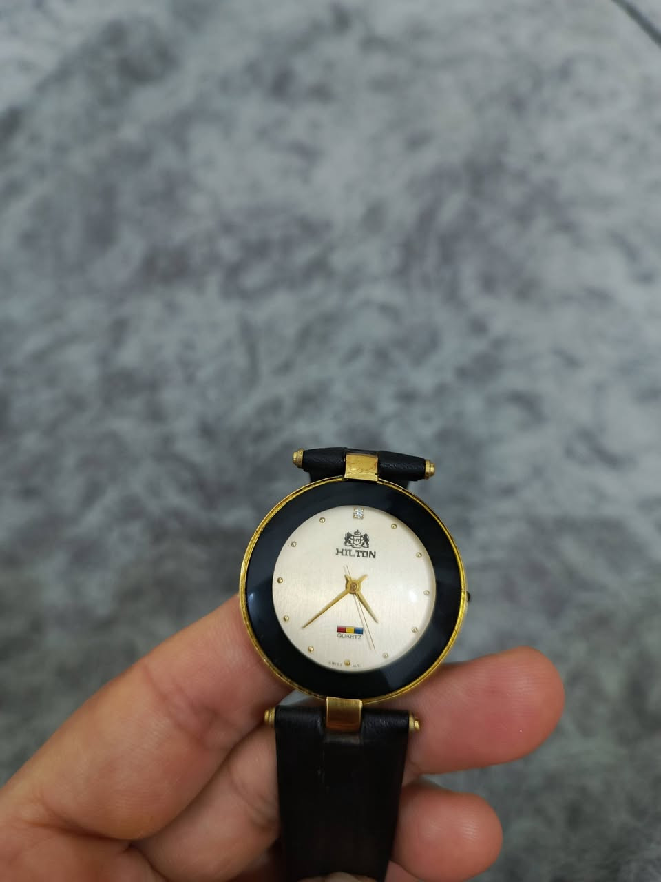 ساعة يد من ماركة هلتون (Hilton)، وهي ساعة كوارتز تعمل بالبطارية وتتميز بطلاء ذهبي
مواصفات الساعة
الماركة: هلتون (Hilton).
نوع الحركة: كوارتز (Quartz).
التصميم: قطعه كلاسيك
السوار: يأتي مع حزام جلدي أسود تُصنف هذه الساعات كقطع قديمة (Vintage)


**إذا كنت صاحب هذا الإعلان وتريد حذفه لأي سبب، رجاءا أرسل رسالة إلى الدعم الفني**