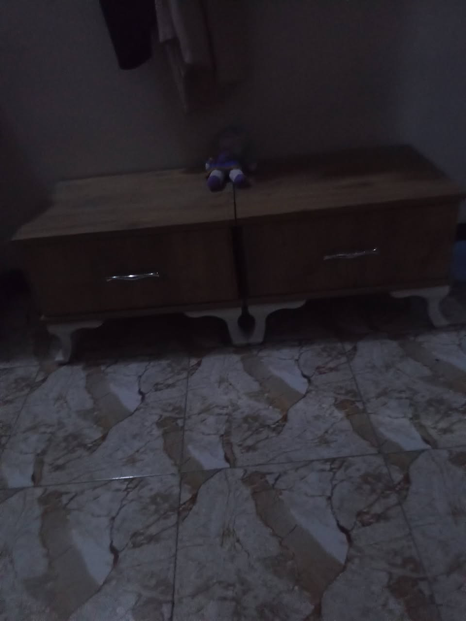 غرفه نوم خشب نضيفه جداً تحتوي على 5 قطع 
1.جربايه نفرين
2.كنتور بوب ثنين سلايت جبير
3. قطعتين مجرات 
4. ميز تواليت ثلاث مجرات 
مكاني بغداد الشعب رقمي *********** واتساب او اتصال السعر 225 .
