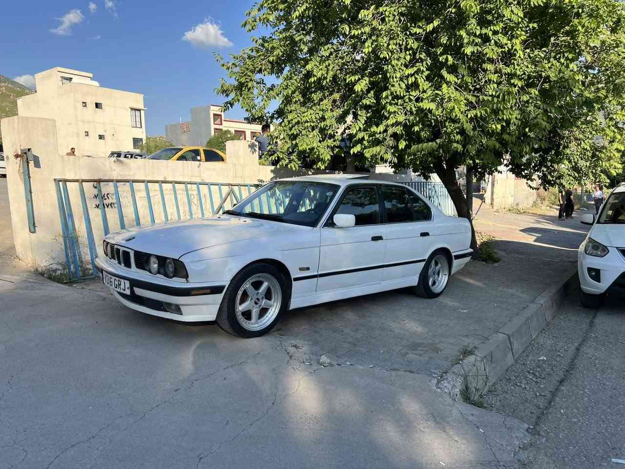 بۆفرۆشتن و گۆرینەوە
مۆدیل 1993 لێدرانو براوە بەشەرت
تەپرید پەردە بیلاد گێرومەکینە بەشەرت 
مەکینە 20 و گێرحادی 
سیارەکە مەنەفێستە 
هەزەوپاکانەشی بۆ کراوە 
شوێن  دەوروبەری سۆران ***********
