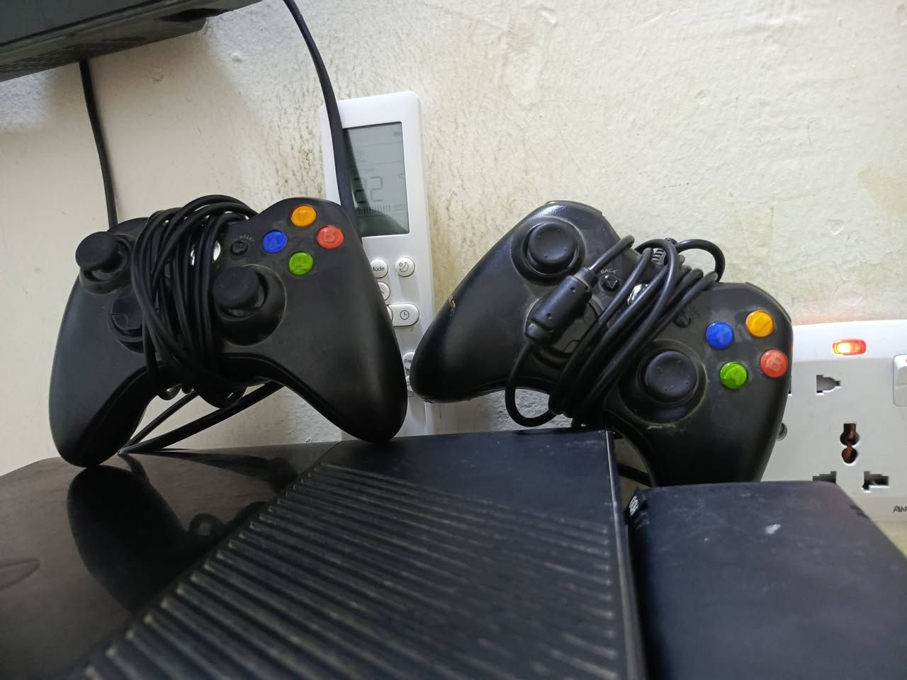 اكس بوكس 360 مهكر نظيف جدا وياه 
جوستك اصليات 2 للبيع المكان نجف الاتصال ***********     سعره 130 وبي مجال قليل لشراي
