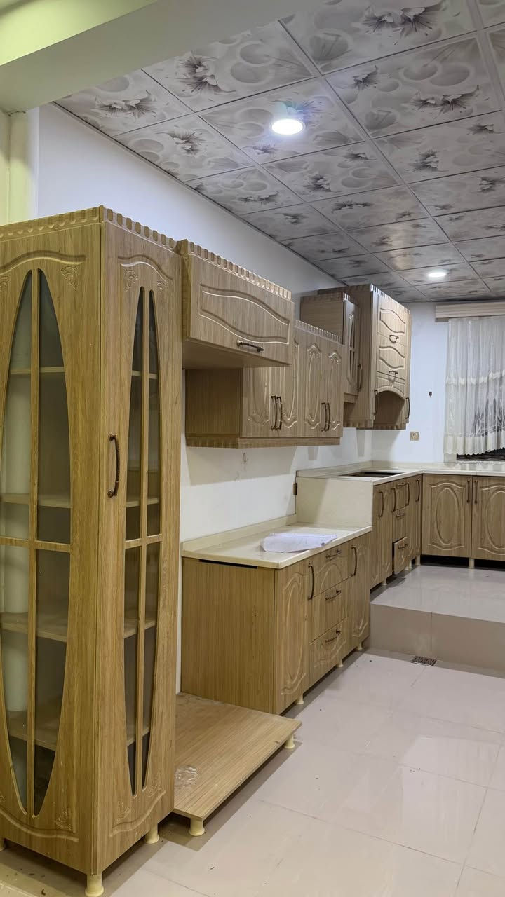 ئەم کەوتەرە دیزاینێکی جوان و ڕێکوپێکی هەیە کە  لە ڕەنگی دارین دروستکراون و شێوەی کلاسیکیان هەیە.    
سەر میزی کەوتەرەکە سپی و سادەیە و بە شێوەی L دروستکراوە، بە گشتیکەوتەرەکە نوێ و گونجاوە بۆ ماڵێک کە دەتەوێت ڕێکوپێک و جوان بێت شمشمل, السليمانية


**إذا كنت صاحب هذا الإعلان وتريد حذفه لأي سبب، رجاءا أرسل رسالة إلى الدعم الفني**