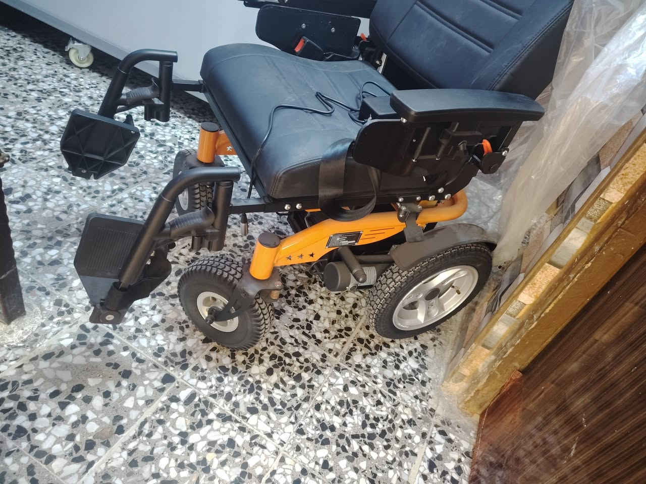 سلام عليكم كرسي كهربائي بعده زيرو بل باكيت ماماشيه متر السعر ب600 اوبيهه مجال حك اجيه العنوان بغداد ***********
