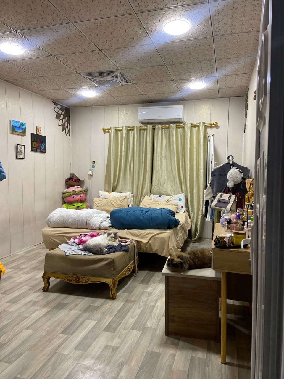 دار للبيع بيت مساحه 150 متر واجهة 7 ونص كراج وحديقة وغرفتين كبار ومطبخ سيراميك  حمام حولي صاله كراج وتم اضافة في السطح غرفتين كبار سندويج كامله من كلشي ديكورات وتغليف وسقوف ثانويه كامل من كلشي موقع ممتاز بين شارع البداله ومدخل مدرسه ام سلمة محله 665 زقاق 11 دار 19 بأسمي وحاليا ساكن بي تقريبا ارتب فرع بالمربع السعر 375 وبي مجال  للراغبين الاتصال عالارقام ***********
***********   نصير ابو محمود
