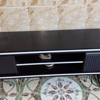 ميز تلفزيون • للبيع