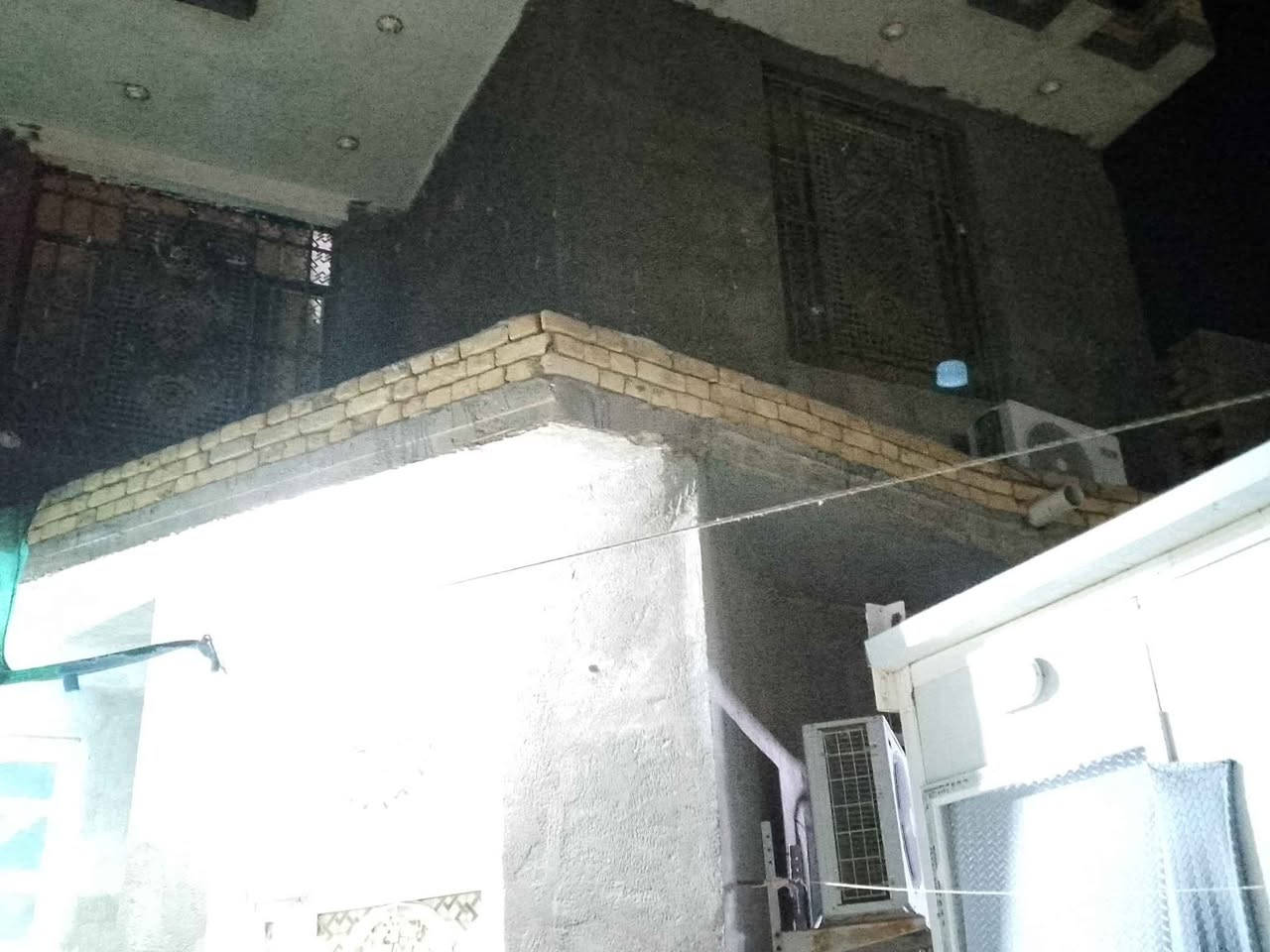 بيت للبيع  المساحه ٢٠٠م طابو اسهم طابقين 3 غرف نوم وصاله واستقبال ومطبخ وصحيات خارجيه وداخليه في منطقه السفينه شارع الناصريه السعر 250 مليون وبي مجال للتواصل *********** وبي واتس اب Singapore
