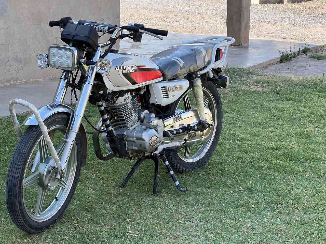 السلام عليكم موطور للبيع جني محرك 200cc كهربائيات كلها شقاله سلف شقال (السعر 350 بي مجال ) المكان القياره قريه الحاج علي ما متواجت خاص (***********)
