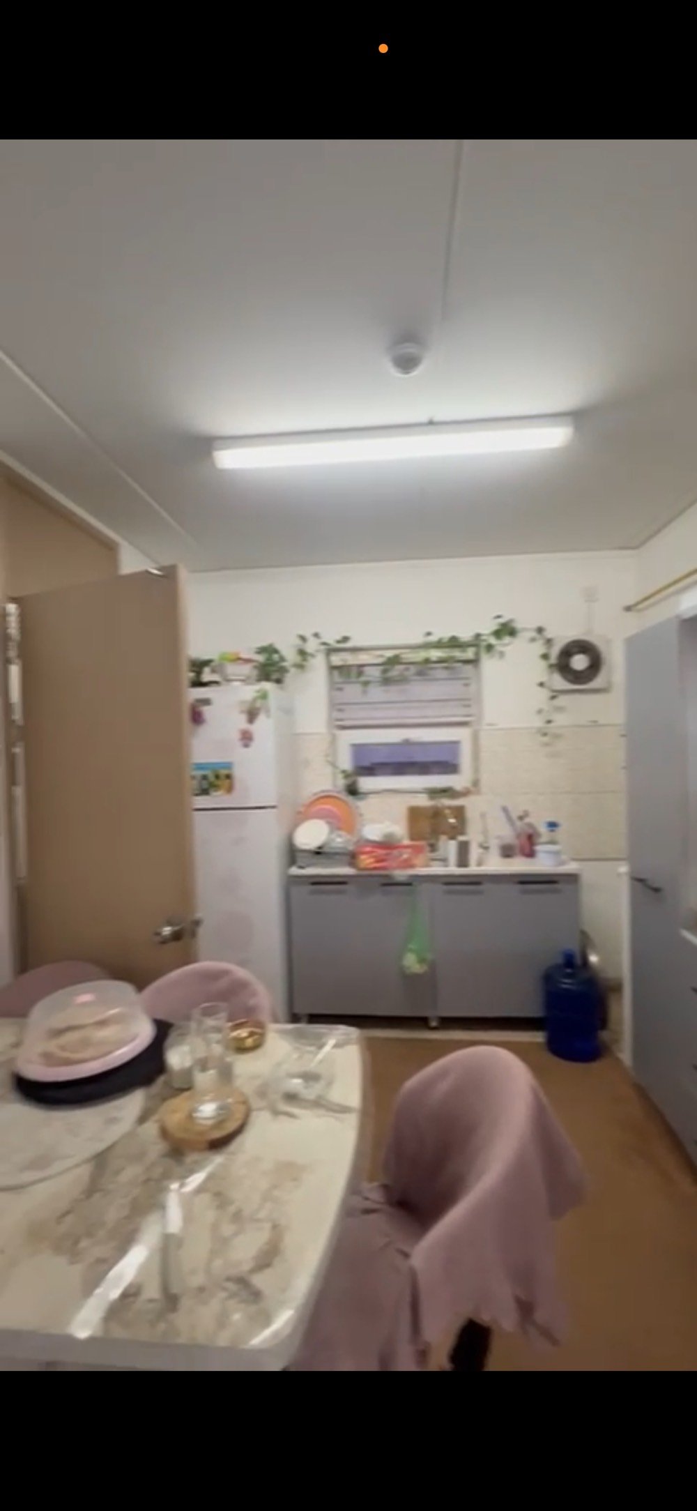 للبيع شقة في مجمع بسماية 
مساحة100م نمط غربي تحتوي على 3 غرف +صالة + مطبخ +مخزن +حمام شرقي وغربي + بلكونة شقة تباع بنضام الكاش تحويل بسمك مباشر الشقة طابق 6 