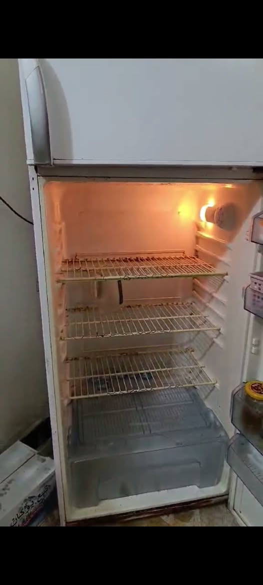 ثلاجھ مستعملھ للبيع 
 الثلاجه. جبيرة وقديمه تشتغل مابيه. شي  
مابيھا اي عطل للبيع بسعر مناسب جدا 200 الف فقط


**إذا كنت صاحب هذا الإعلان وتريد حذفه لأي سبب، رجاءا أرسل رسالة إلى الدعم الفني**