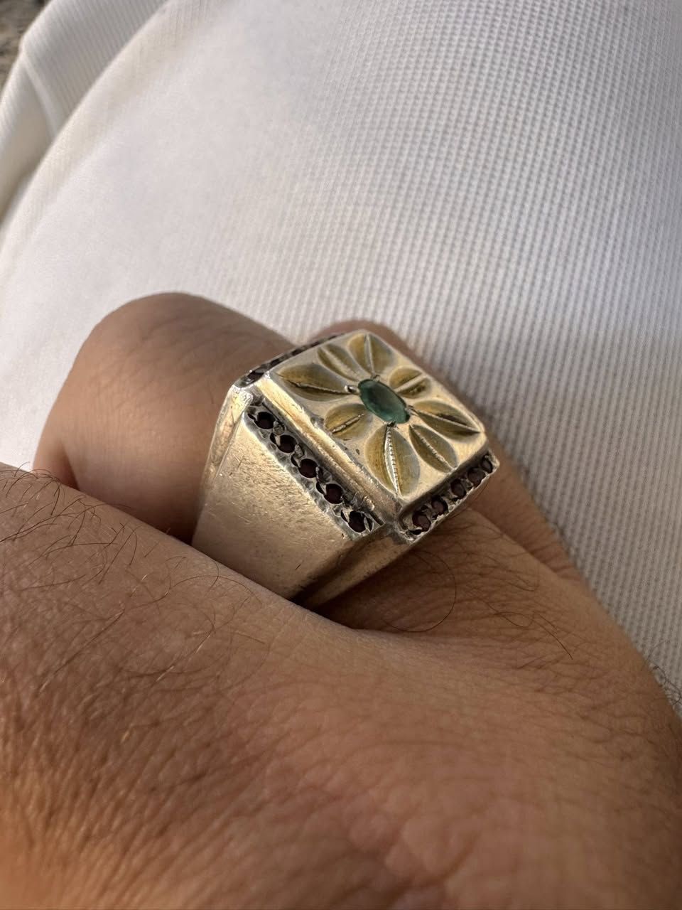 زمردة كولمبي
صياغة ثقيلة جدا 
داير ياقوت بورمي احمر


**إذا كنت صاحب هذا الإعلان وتريد حذفه لأي سبب، رجاءا أرسل رسالة إلى الدعم الفني**