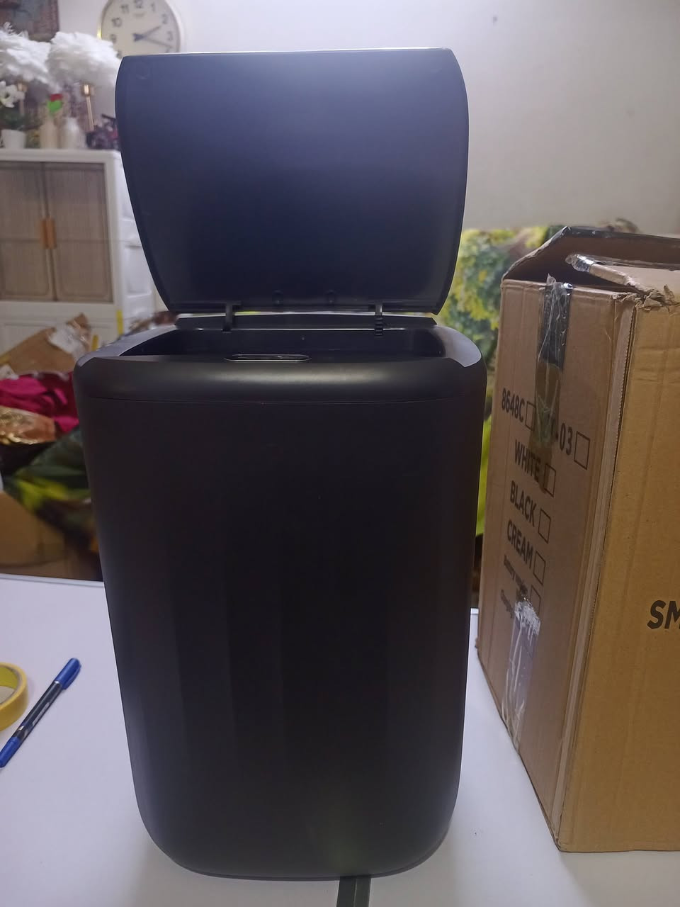 +1
هذه حاوية نفايات ذكية تعمل بالكهرباء. 
تتميز بفتح وغلق الغطاء تلقائياً باستخدام مستشعرات الحركة لتجنب اللمس.
تصميم عصري يناسب غرف النوم، المكاتب، أو المطابخ.
تعمل عادةً بالبطاريات لسهولة التنقل والاستخدام.
تساعد في الحفاظ على النظافة ومنع انتشار الروائح بفضل تصميمها المغلق.
القياس 36/25
السعر 10 الف


**إذا كنت صاحب هذا الإعلان وتريد حذفه لأي سبب، رجاءا أرسل رسالة إلى الدعم الفني**