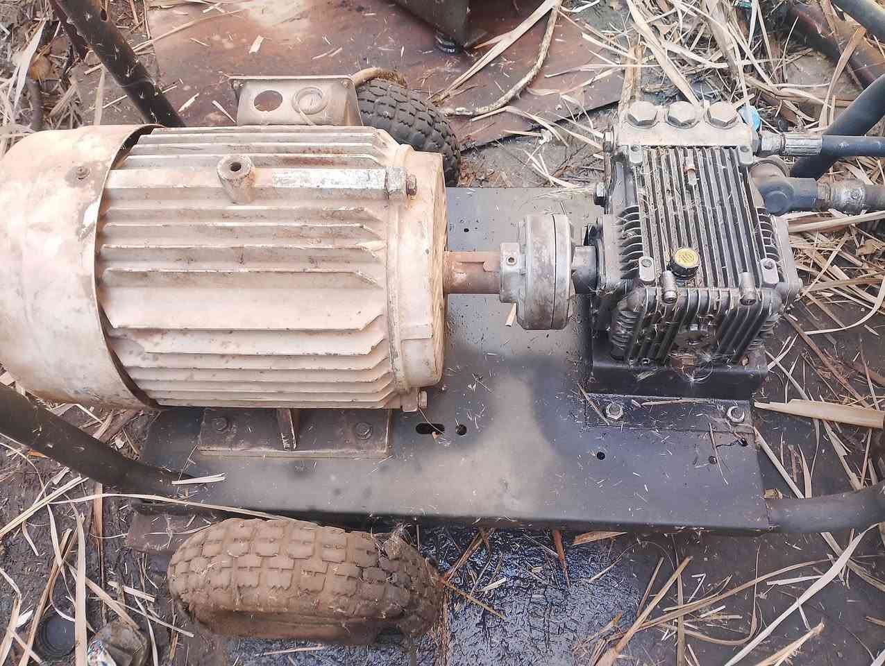 السلام عليكم ماطورات للبيع 10 حصان المضحه 250 بار ثري فيز عدد 2 مع ماطور كاز مضخه  زراعي عدد 1 الي يفيدنه يتصل ***********
