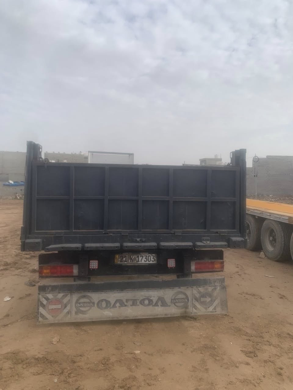 ئەم فلاتە حلوجەمان هەیە جوان خاوینە  بؤ فرؤشتنە سئ دنگیری تاک تایەیە تاخم تایەی نوییە جوان و جەئیزە بئ مەسروفە هەموو شتیکی  بەشەرتە سەفحەی  لەگەل دایە سعری  ئەم فلاتە 45 وەرەقە و معامەلەی تیدایە 
رەقەم تەلەفؤنی ساحیبی 
***********
عینوان هەولیر
