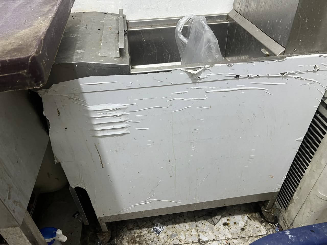 قلاية كهربائية كنتاكي و فنكر
نظيفة جدا استخدام قليل 
مكانهه بغداد
***********
