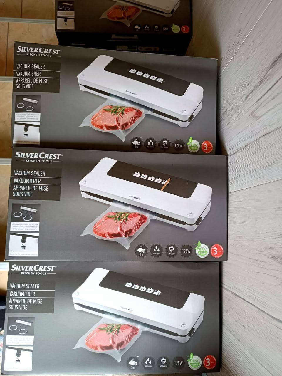 جهاز تفريغ الهواء وتغليف الأطعمة سيلفركريست  وسويج ان (Silvercrest Vacuum Sealer)  يتميز بالتالي:
الطاقة: يعمل بقدرة 125 واط لتفريغ وإغلاق الأكياس بشكل محكم. 
الوظيفة: يجمع بين إخراج الهواء والإغلاق في خطوة واحدة، مما يحافظ على نكهة الأطعمة وطزاجتها لفترة أطول. 
الاستخدام: مناسب للأكياس حتى عرض 30 سم، ومثالي للطبخ بتقنية "السوس فيد" (sous-vide). السعر ١٠ الف اعتماد واتساب ***********
