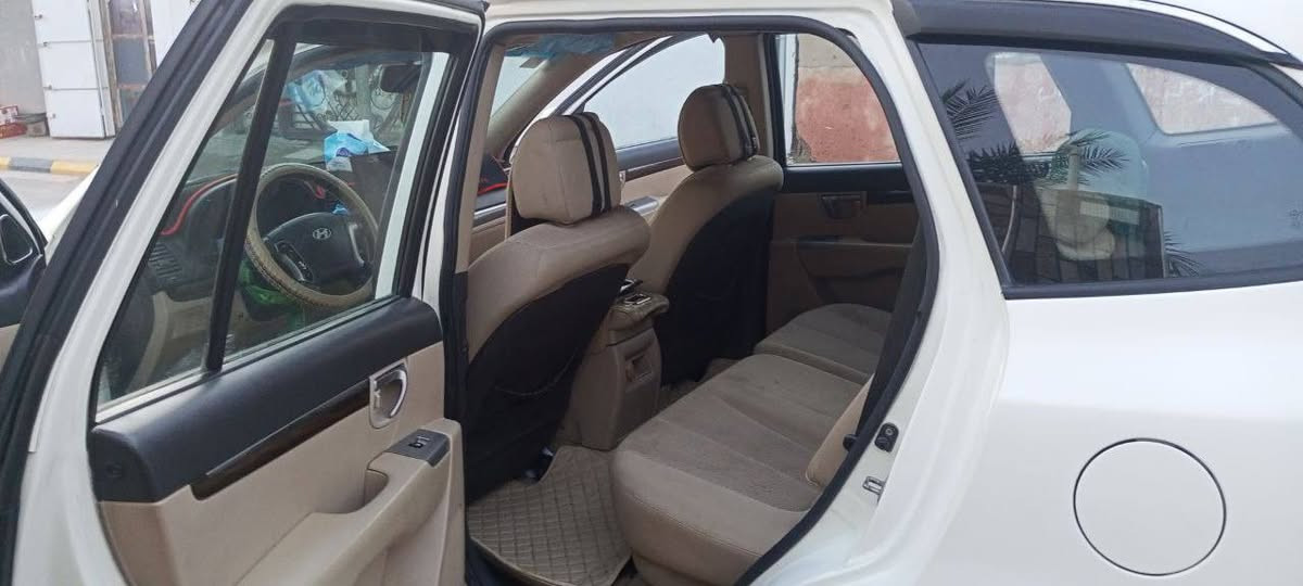 ✅️ سيارة سنتافي موديل 10 ✅️
حجم المحرك 6 سلندر 
بصمة 
امرايات كهربائي
 كشن كهربائي
 فتحة سقف 
7 راكب
 حساس خلفي
 محرك مكفول من التبخير والتنقيص
 كير اوتوماتيك مكفول
 صدر حدادية 
رقم بغداد انكليزي جديد شرط التحويل 
سنوية جديدة هزة جديدة
 السيارة كاملة احلى من الصور
 صبغ عام السعر ١١٥ورقه
 رقم تلفون صاحب السيارة 
‏‪***********‬‏
#هونداي #سانتافيا
