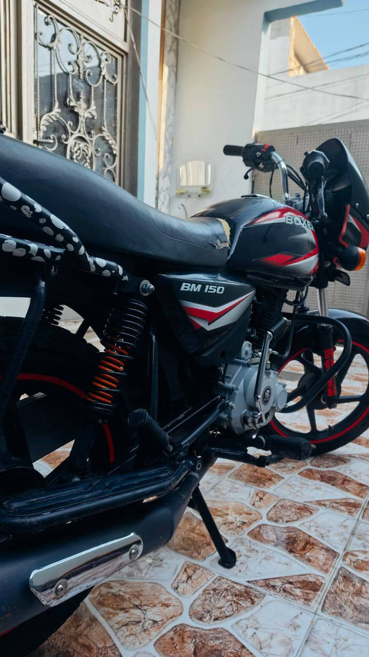 سلام عليكم دراجة بوكسر مودل ٢٢ نضافة واضحة ماشية ٣ آلاف كاملة مكان ديالى بعقوبة ***********
