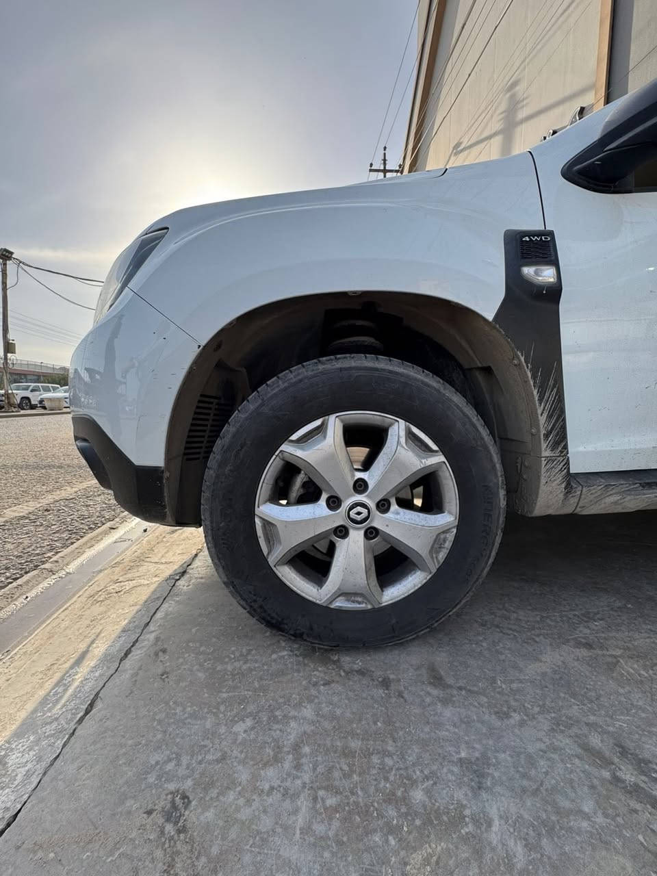 رينو داستر فرنسي  2021
ماشية 52,000 كيلو 
مكفوله محرك وكير 
كير أربع سرعات
محرك سعة 2000cc
اربعه سلندر 
استلام من الشركة
صيانتها وتبديلات زيت المحرك من الشركة
البطاريه  والاطارات جديدة
تدفئة تبريد 
قياس الاطارات  16
لون ابيض
كاميرا خلفية
حساسات خلفية
شاشه اندرويد
مكان السياره بغداد
للاستفسار 
***********
***********
