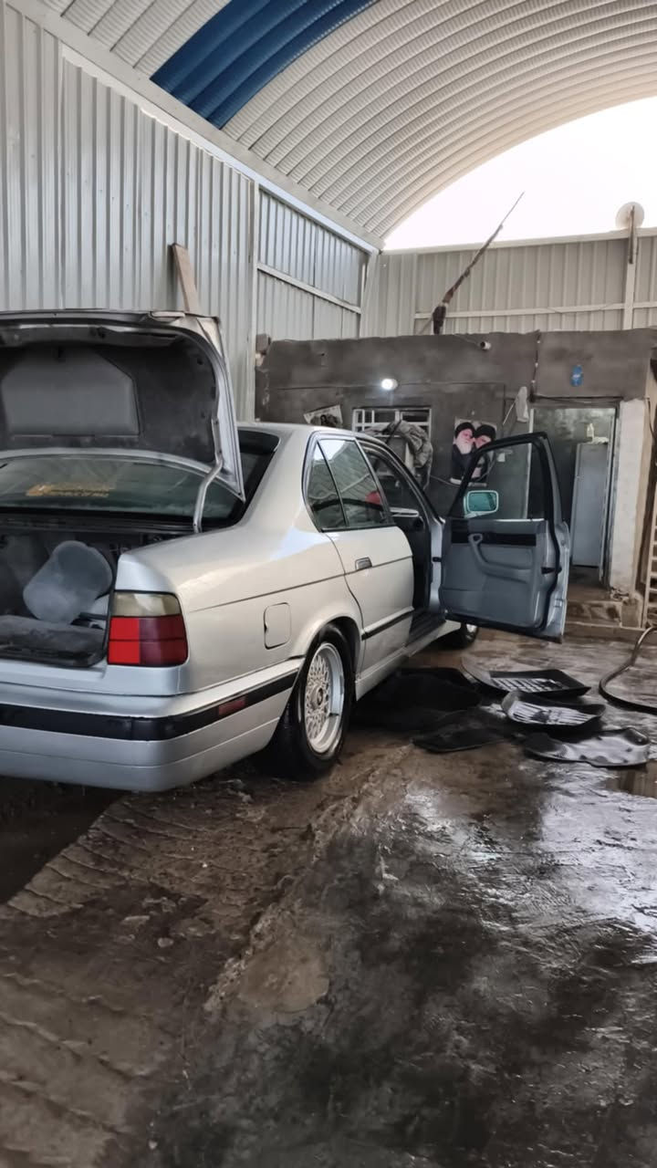 سلام عليكم BMW 525i 1990
كفالة عامة عدا صبغ عام جمالية بدون ضربة
6 سلندر 
حدادية 100/60
تخم تاير 
محرك كير اوتو شرط كفالة 
كهربائيات كاملة 
دواخل جلد بلادية 
 بردات سلايت
ترايك 200 
سعر 59 وبيها مجال حگ جيتك مكان نجف نقص سنتر لوك فقط،


**إذا كنت صاحب هذا الإعلان وتريد حذفه لأي سبب، رجاءا أرسل رسالة إلى الدعم الفني**