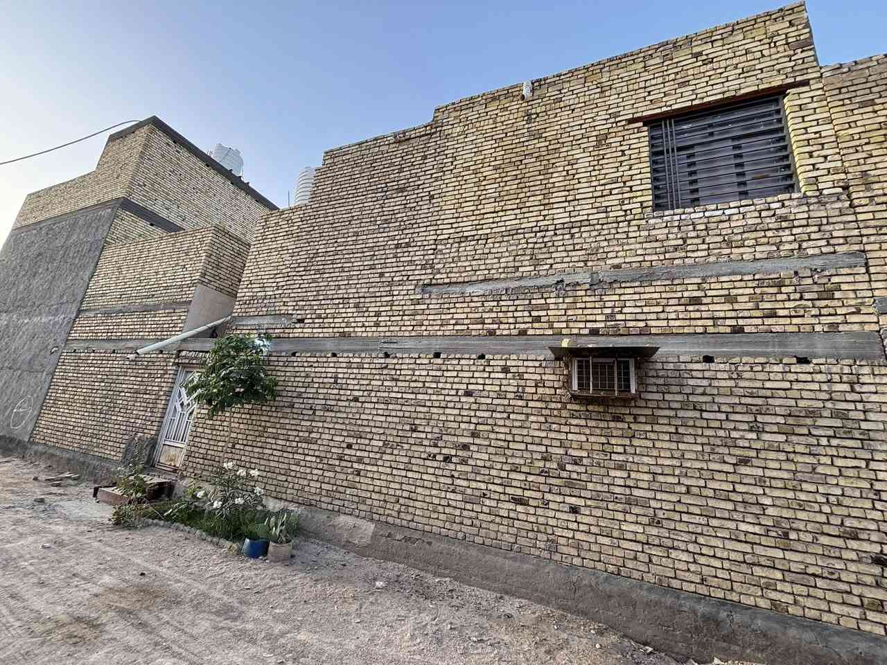 بيت للبيع الناصرية جوه الجسر السريع
البيت مرتب مساحة 200مواجهية16 نزال12ونص على شارعين 6م
الطابق الاول غرفتين وصاله وحمامات ومناور 2ومطبخ حار وبارد واستقبال جبير وحديقة 
الطابق الثاني:غرفة وحمام كاملات صب كونكريت وغرفه وحمام عگاده عوزهن تشتطيب 
البيت كلش حلو وبنائه جديد ونظيف للاستفسار :
***********
***********
