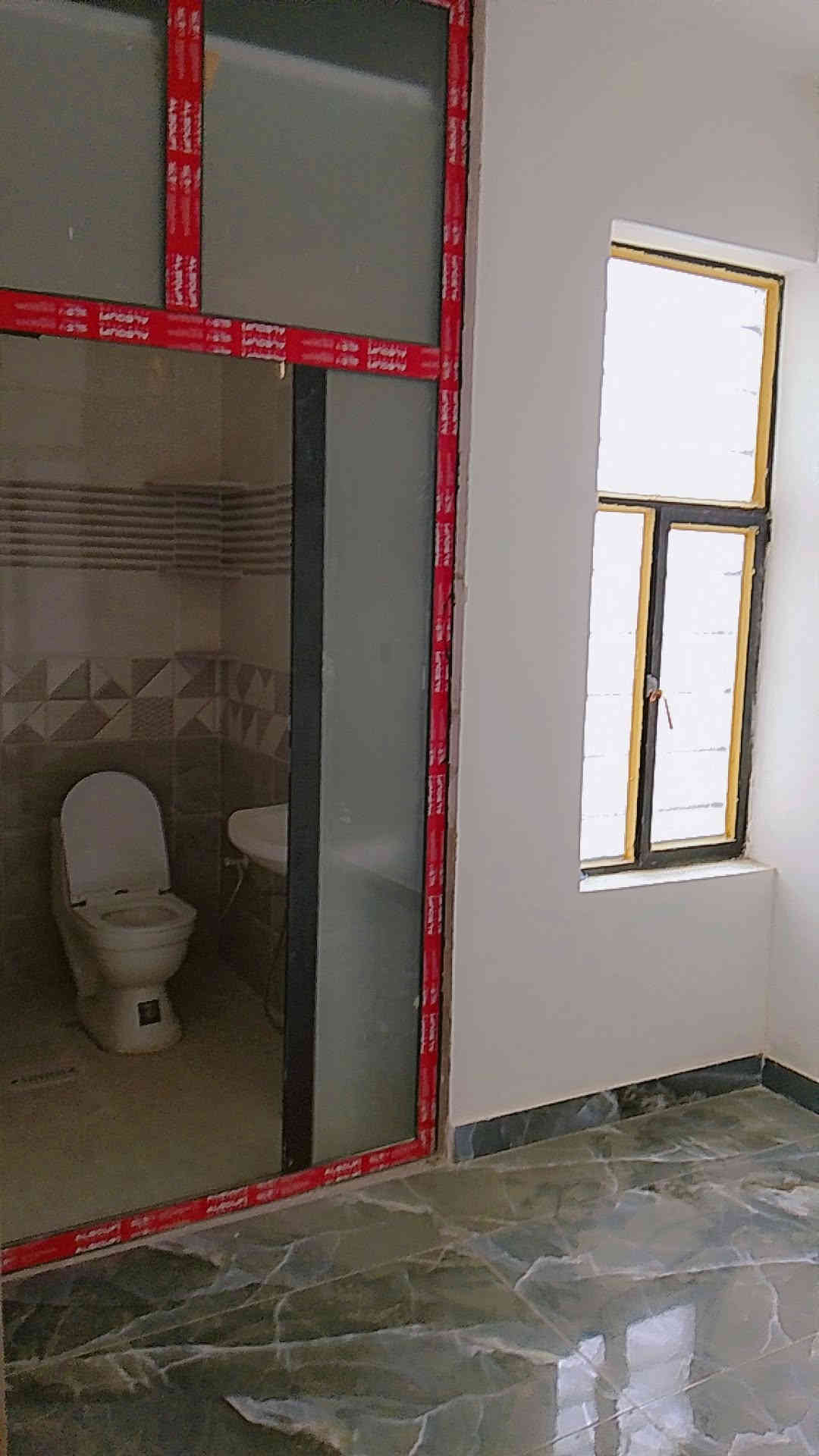 السلام وعليكم 
دار البيع مساحة 50 متر طابقين كامل وجاهز 
مشطب درجة اولى غرفتين نوم سويت 
استقبال وصالة ومطبخ مشترك ومنور وصحيات 
واجهة لوح سراميك 
أرضية بورسلين وجدران لوح بورسلين الدار فول شغلة 
بمجمع العدل الثاني شارع مفتوح 
والسعر مناسب 
*********** بي واتساب
