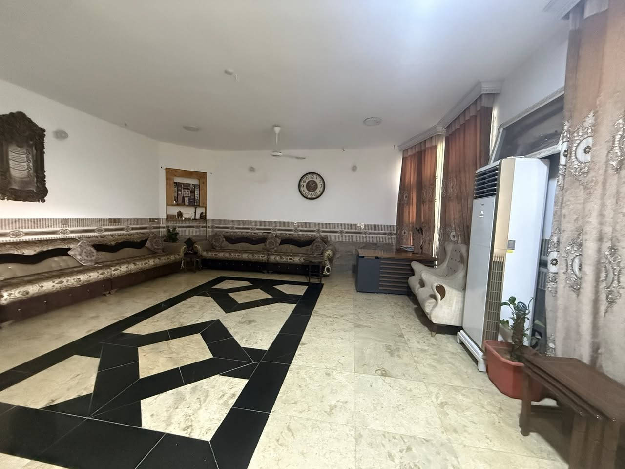 السلام عليكم للبيع طابو ملك  جسرديالى قرب مدرسة مجد الاسلام مساحة الدار ٢٧٠ مقسوم ثنين كل سند ١٣٥ متر بناء حديث  يحتوي ٨ غرف نوم مطابخ ٢ حمامات ٤ صحيات ٤ كراج واسع كامل من كلشي متصرف عليه ربع موقعة حلو 
السعر خاص او اتصل *********** مستعجل على بيعة
