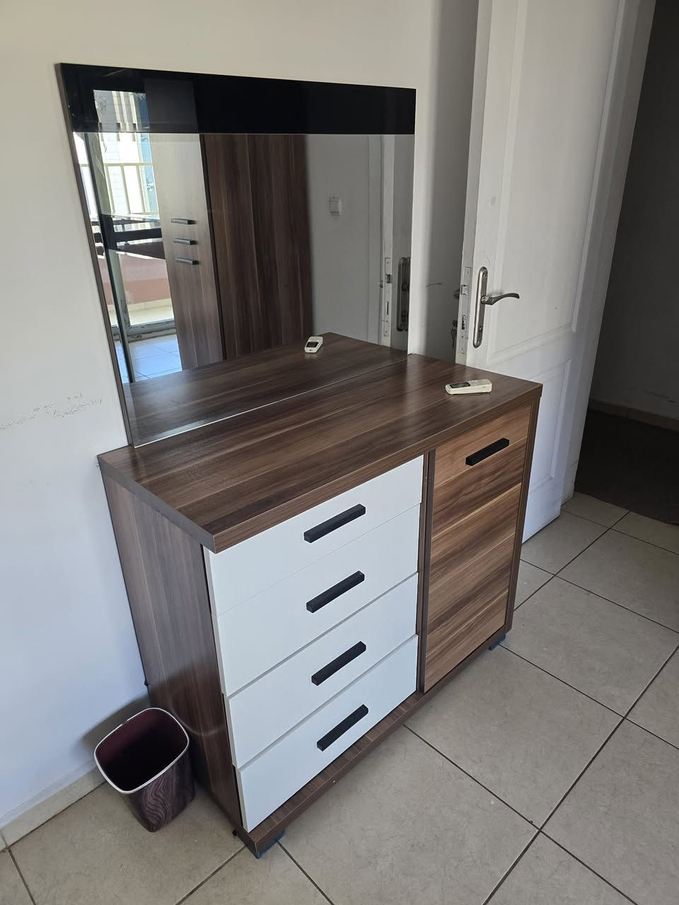 ئه شياي ناو مالى كامل بو فروشتن
بو په يوه ندى
هه موى به مليونيك
***********
