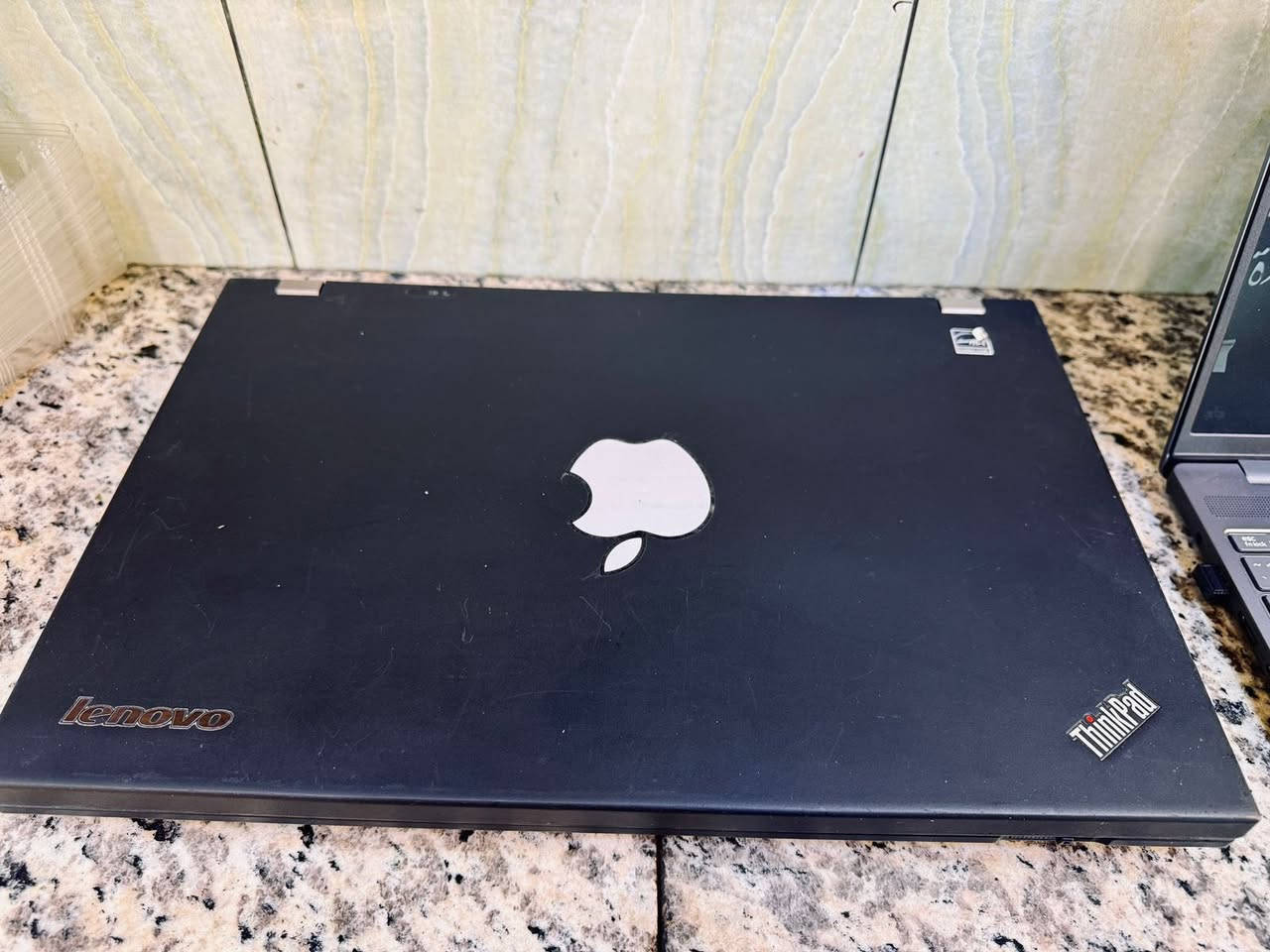 لابتوب Lenovo ThinkPad W530
جهاز قوي من فئة الأعمال، معروف بالمتانة والأداء العالي.

المواصفات:  

• المعالج: Intel Core i7-3820QM بسرعة 2.70GHz (4 Cores / 8 Threads)  

• الرام: 8GB  

• كرت الشاشة: NVIDIA Quadro K2000M سعة 2GB  

• كرت شاشة مدمج: Intel HD Graphics 4000  

• الشاشة: 15.6 بوصة  

• نظام التشغيل: Windows 10 Pro جديد بعد الفورمات  

المميزات:  

• أداء قوي للبرامج الثقيلة والتصميم  

• مناسب للطلاب والمهندسين  

• هيكل ThinkPad متين جداً  

• الجهاز نظيف وجاهز للاستخدام

السعر: 150
مكاني بغداد الحرية


**إذا كنت صاحب هذا الإعلان وتريد حذفه لأي سبب، رجاءا أرسل رسالة إلى الدعم الفني**