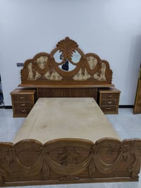 للبيع • مراسلة الصفحة • سرير