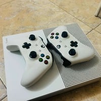 xbox ons s للبيع اكسبوكس وان اس  1 تيرا + 2 جوستكات اصلية + حساب بي في...