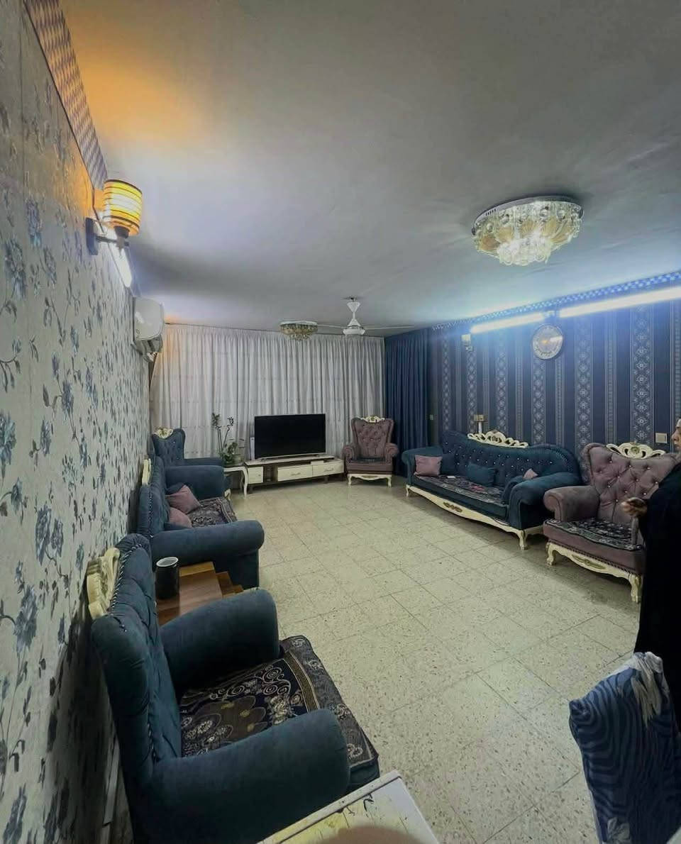 شقة سكنية للبيع في موقع مميز. تتميز بمساحة واسعة مع إطلالة رائعة، مناسبة للعائلات

تحتوي على [3] غرف نوم، [1] حمامات، ومطبخ مجهز بالكامل

الشقة تقع في منطقة هادئة مع خدمات قريبة مثل المدارس، الأسواق، والمواصلات العامة

تحتوي الشقة على موقف سيارات خاص.
 • يوجد نظام أمني متكامل للحفاظ على راحتك وأمانك

السعر: [128 مليون]. .. الشقه مرهونه لعقارات الدوله  تكدر تدفع 100 مليون و 28 مليون قصد بالسنه مليون وربع 
 • الموقع: [السعدون - مقابيل فندق بغداد- مجمع السعدون السكني]
للتواصل *********** بغداد, العراق
