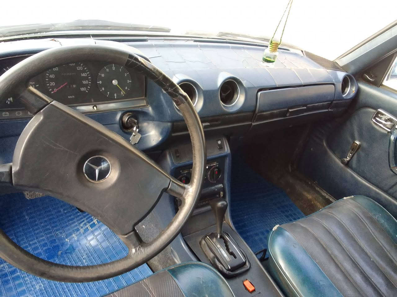 السلام عليكم ..ابو جحيل كير ومحرك بطه 2500 ..موديل 81 ..سنويه جديده .كابون بانزين عظم سياره باسمي  ..بسعر 38 ..***********
