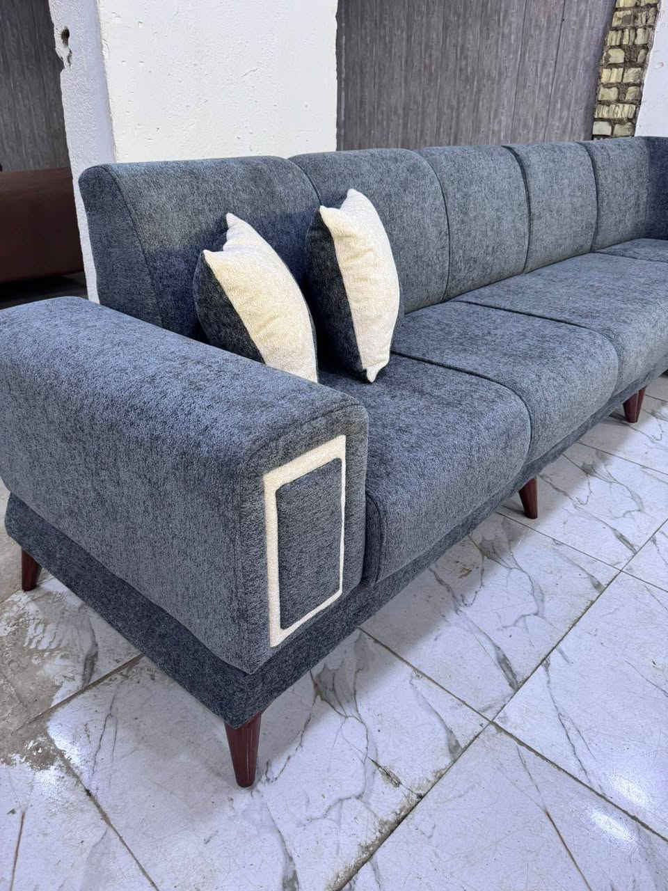 من رخصة ألادمن
كل ديوان من هذوله ١٠ مقاعد كورنر تفصال درجه اولى خشب بلوك اسود كله سفنج مضغوط مميز أول قماش خاولي ناعم وبيه كتان ناعم جميع الي بالصور موجوده للاستفسار أكثر اتصال *********** متوفر واتساب
