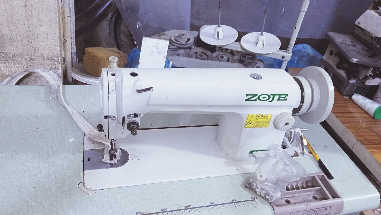 مكينة زوجي  حوزة خشنة  ابرة 23 شغالة تمام للأقمشة السميكة السعر 250بغداد ***********
