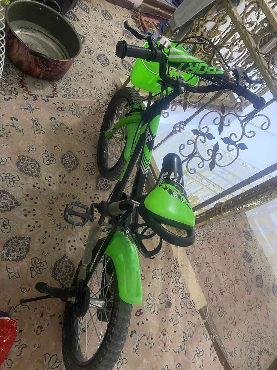 السلام عليكم بيسكلات وميز للبيع ***********
