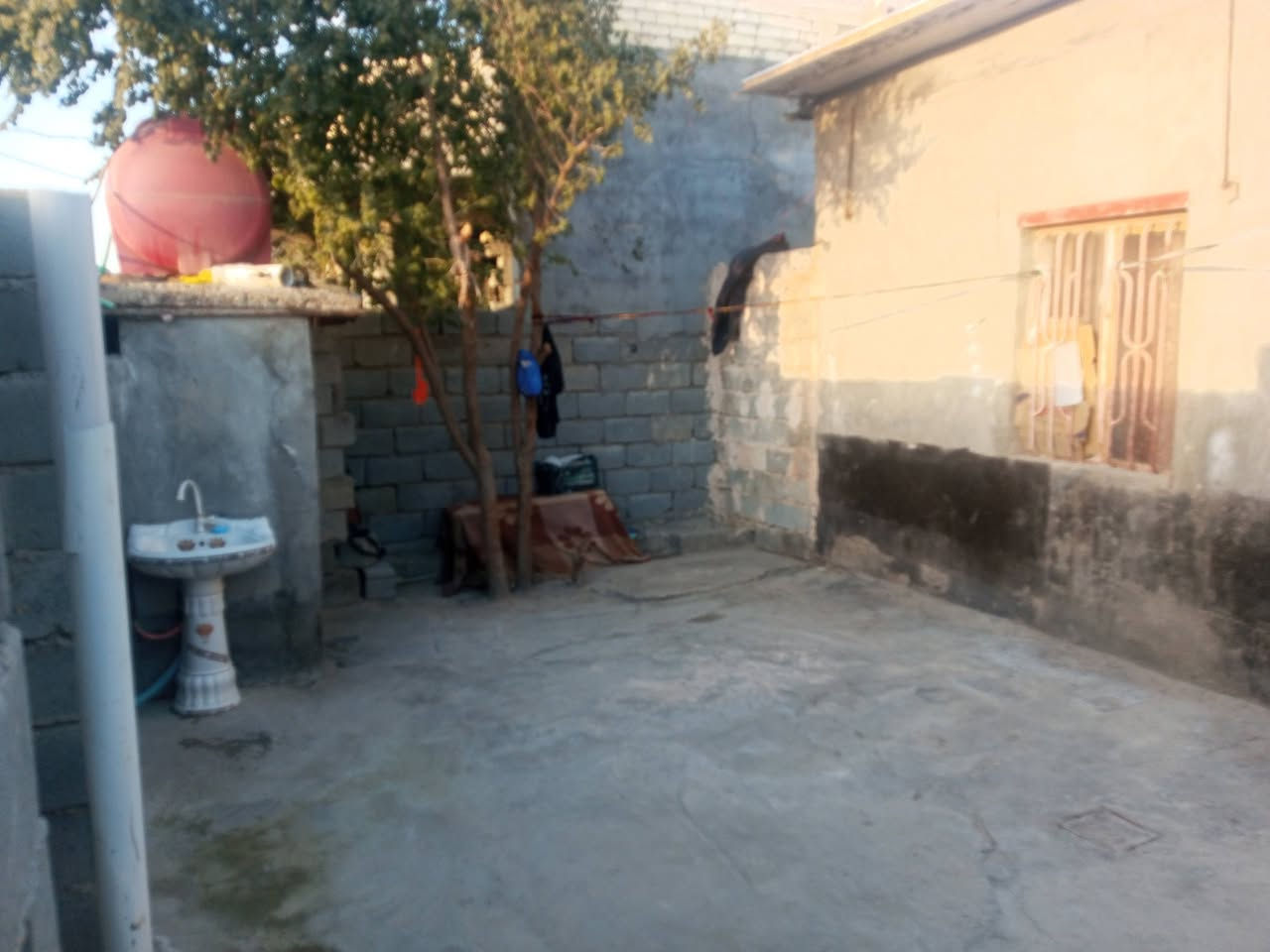 السلام عليكم ورحمة الله. يوجد بيت في حي الخضراء بشارع عشرين قرب
الشارع العام  البيت زراعي. 
المساحه 220متر 
رقم الهاتف /***********
***********
