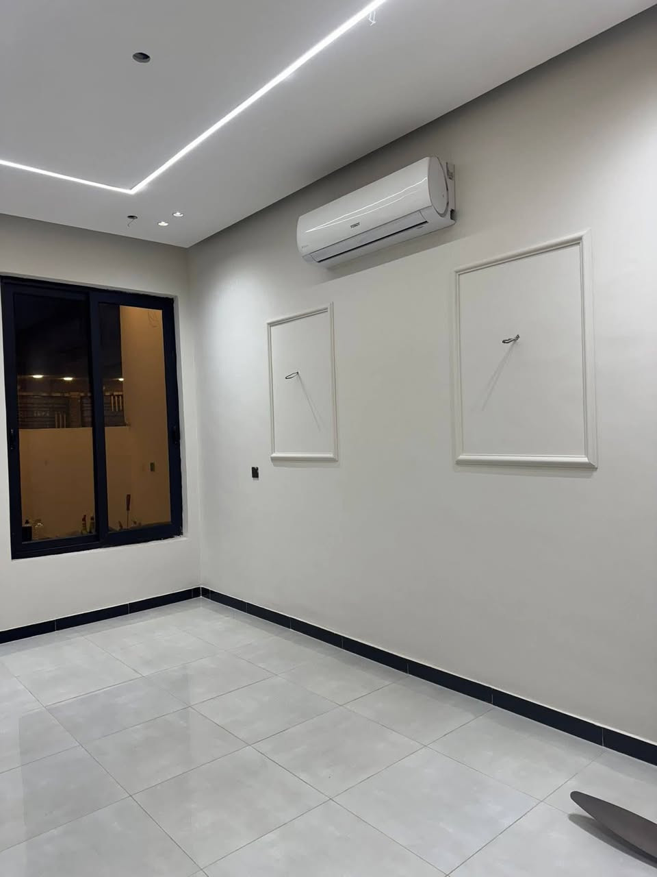 دار للبيع مساحه 100م واجهة 6 وربع نزال 16 طابقين يحتوي البيت على مطبخ استقبال هول غرفه صحيات الطابق الثاني غرفتين  نوم وصحيات بيت بناء جديد المكان البوعيثه  مجمع العدل الاول قرب جامع كامل عبود  للاستفسار ***********
