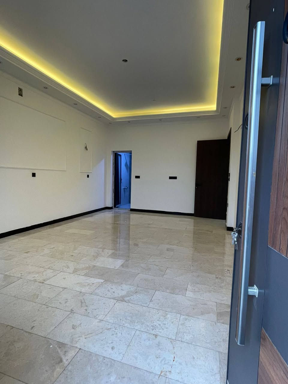 يالله
دار للبيع مساحة 150متر 

الموقع حي الجهاد الضباط 

قريب من الشارع العام مال حي الجهاد 

وقرب الأربع شوارع 

بناء حديث 2025 غير مسكون 

امام البيت ساحه مفتوحه 

ديكورات درجة أولى

يحتوي على 4 غرف نوم 

حمامات عدد 4

الارضيات مرمر 

***********
***********
