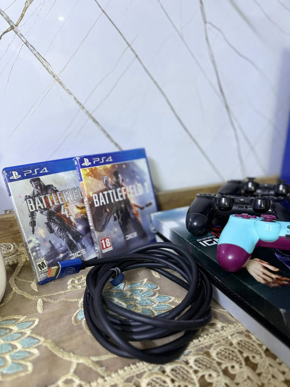 السلام عليكم 
للبيع بلي فور فات ذاكرة 500GB ملحقاتة 3 جوستكات ثنين شغالات واحد بي مشكلة و اقراص ثنين بتل فيلد 1 و بتل فيلد4 
سعرة 200 الف وبي مجال 
مكاني بغداد 
*********** وهذا رقمي
