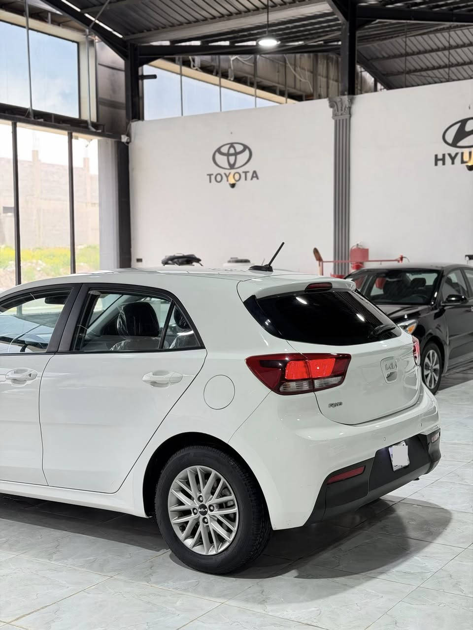 للبيع كيا ريو موديل 2022 خليجي
• مواصفات: ستاندر
 • محرك: 1.4 دبل (دوش)
 • ناقل حركة: أوتوماتيك (AT) أصلي
 • كروز كنترول
 • نظام تحديد المسار
 • تحكم من الستيرن
 • شاشة تدعم Apple CarPlay
 • مرايات شفط
 • حساسات أمامية
 • ويل كب

🔧 حالة السيارة:
 • مكينة وكير ممتازين
 • السيارة ما مفتوح بيها برغي
 • ترقيم نينوى

⚠️ ملاحظة:
 • حادث خفيف: نص باب خلف السائق وأقل من شبر بالتكمة

💰 السعر: 102 دفتر وورقتين

📍 الموقع: الموصل – المعارض الحديثة
📞 رقم الهاتف: ***********
