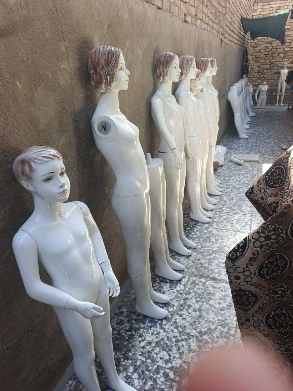 مليكانات مختلف الاحجام
مع سجج وحمالات ملابس واحذية
***********
