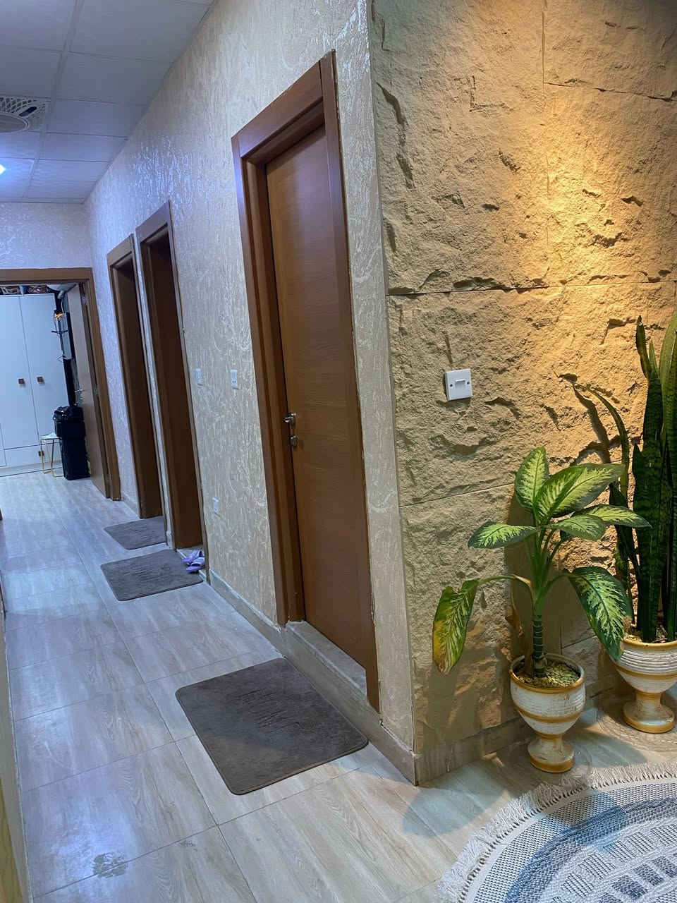 السلام عليكم شقه للبيع في مجمع زهور بغداد المساحه 100 متر الطابق ال7  زيرو العماره c29 مميزه للاستفسار ***********
