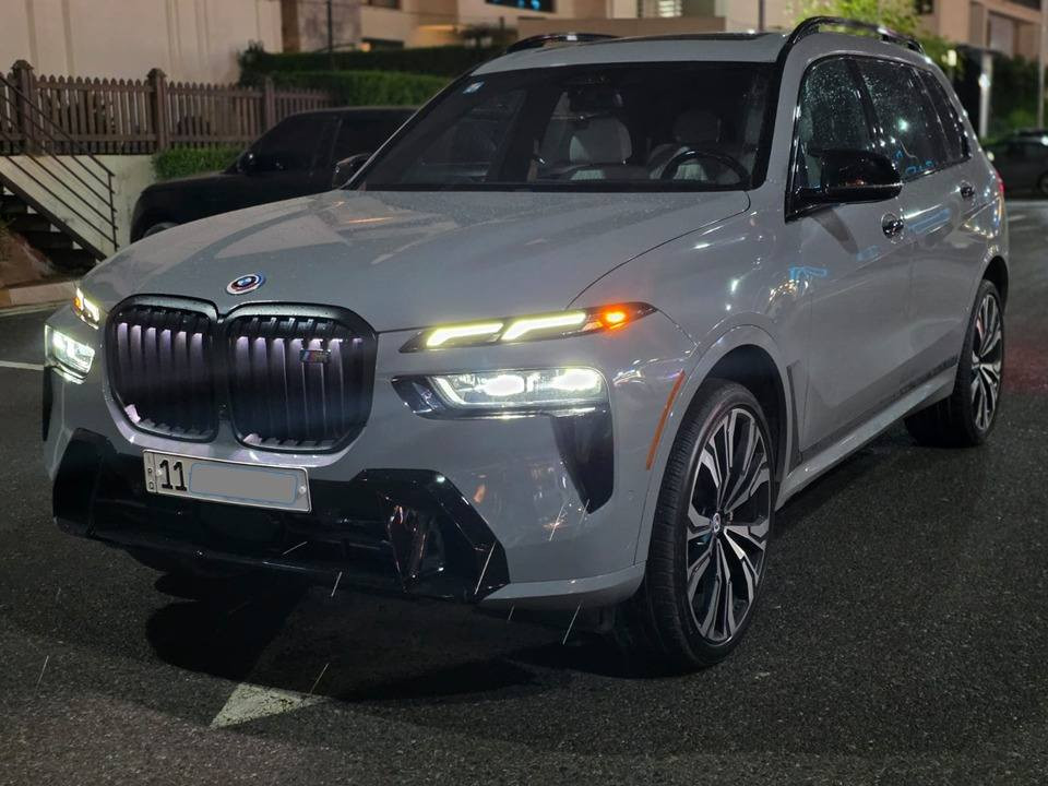 بي ام دبليو BMW X7 M60i موديل 2023
الفئة الاعلى و الاقوى في الX7 
ماشية 24 الف كيلومتر فقط. 
 محرك 8 سلندر 4.4 توين توربو مع جميع المواصفات 
بضمنها الجكات و البردات و التايرات الخلفية الدوارة 
و اليول 23 انج و بانوراما 3 قطع و منظومة صوت باروز اند 
ويلكنز و مواصفات اخرى كثيرة. 
السيارة عليهة PPF

🟪 السعر  :: الطلب في التعليقات ويوصلك مباشرة ✍️ 📩

السيارة وارد امريكي كلين 100% مكفولة كفالة كاملة من كلشي مع تقرير كارفاكس, السيارة بوضع الوكالة و خالية من النواقص.  
مكان السيارة, بغداد الكرادة. 

رقم صاحب السيارة
***********
